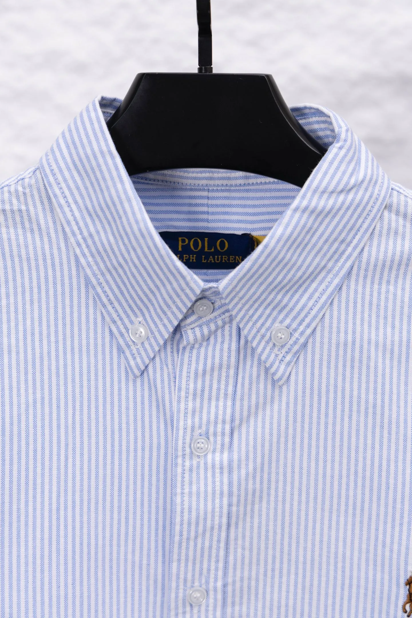 P210 model number/F149 Ralph Laure small label color block embroidered shirt. Same style for men and women. The details of the official website are the same. Full set of packaging. Three labels are complete. Moisture-proof paper. Different market currency. Feel free to compare. The fabric is customized and dyed with ultra-high washed tie-dye process. Complex workmanship. Non-original pure cotton Oxford fabric material. Garment wash. Skin-friendly and comfortable. Classic and versatile. Suitable for business and leisure. Collar buttons. Different currency. All fabric accessories are original and benchmarked. The precise and high-quality jacquard craftsmanship makes the fabrics integrated into one. The upper body is soft and comfortable, extremely delicate, the hand feels solid, smooth and soft. The fabric does not wrinkle, and the hand feel is invincible. Perfect details. Size: S-XL